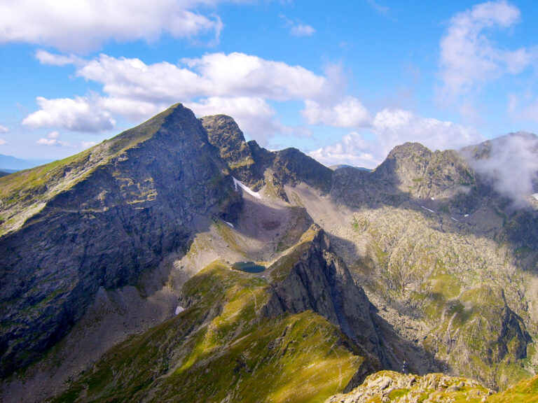 Read more about the article Hut to hut hiking in Fagaras Mountains