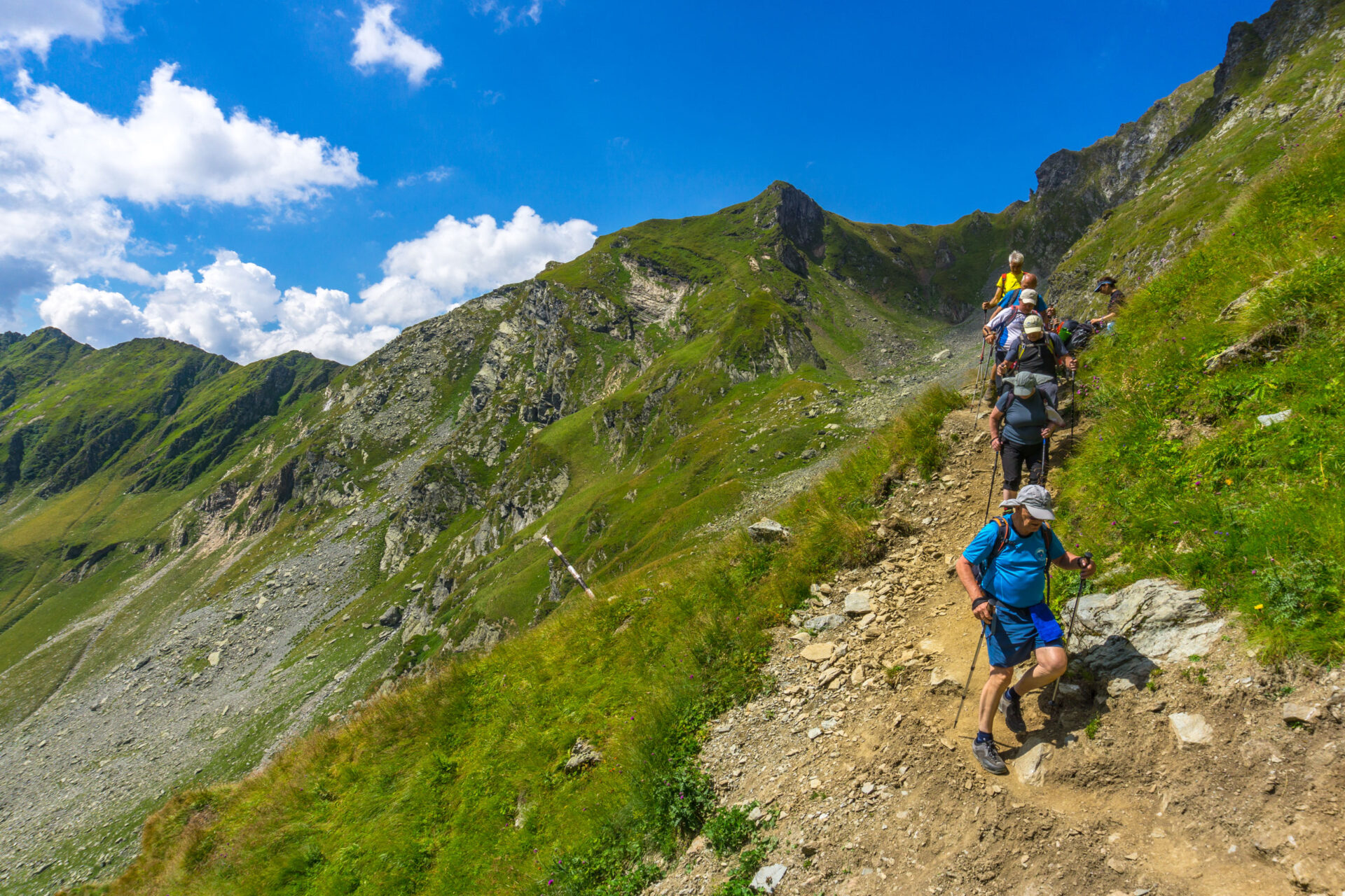 Read more about the article What to expect when you’re expecting to hike over 2000 m in Romania
